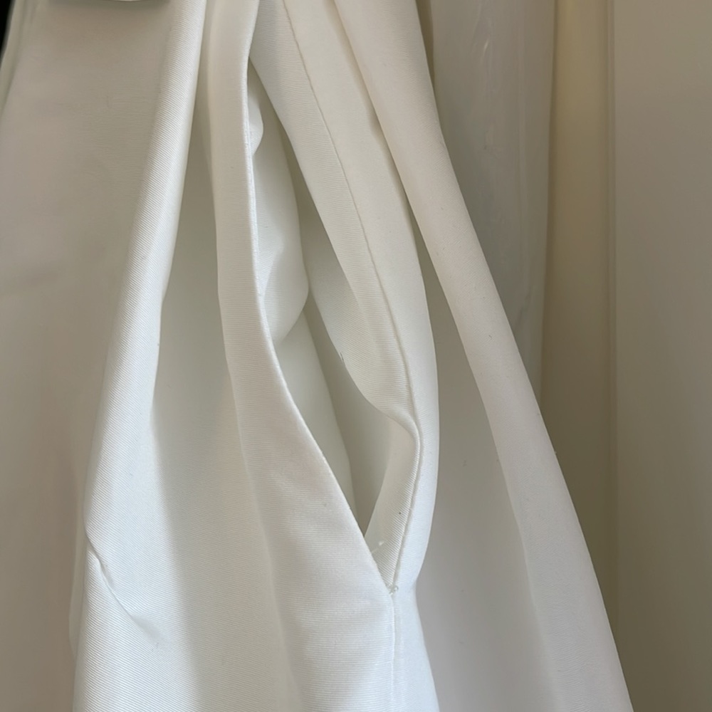 David bridal gown soft white with pockets - Picture 8 of 8